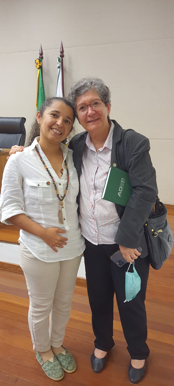 Registro de Bartiria Monteiro com Arlete Sampaio durante atividade institucional