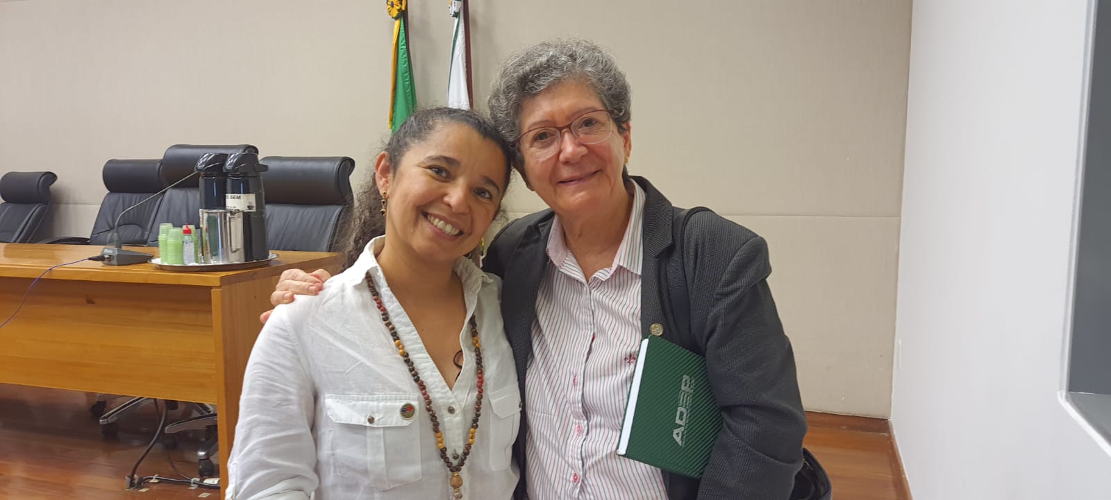 Bartiria Monteiro ao lado da deputada e ex-vice-governadora Arlete Sampaio na Câmara Legislativa do Distrito Federal
