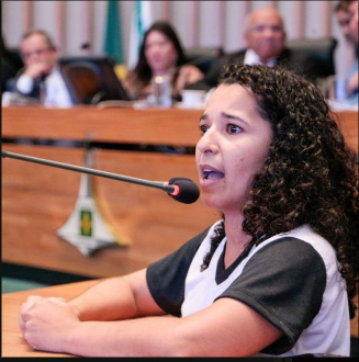 Bartiria Monteiro discursando na tribuna da Câmara Legislativa do Distrito Federal